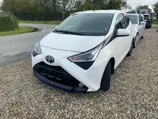 Hvid Toyota Aygo VVT-i Sense 1,0 benzin, set skråt forfra