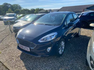 Blå Ford Fiesta TDCi 85 Trend 1,5 diesel, set skråt forfra
