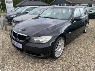 Sort BMW 320i Touring 2,0 benzin, set skråt forfra