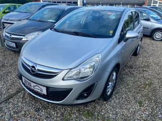Sølvfarvet Opel Corsa 16V Cosmo 1,4 benzin, set skråt forfra