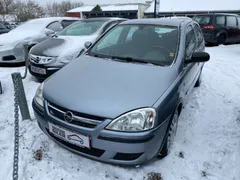 Grå Opel Corsa 16V NJoy 1,2 Benzin, set skråt forfra