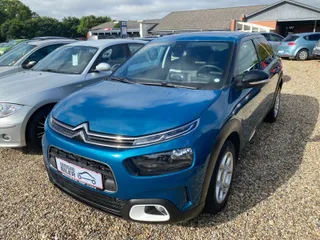 Blå Citroën C4 Cactus PureTech 110 SkyLine 1,2 Benzin, set skråt forfra