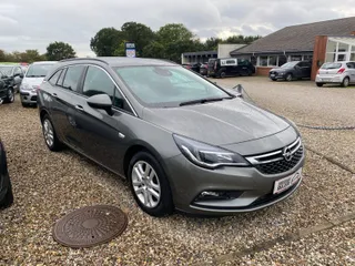 Gråmetallic Opel Astra T 150 Enjoy Sports Tourer 1,4 Benzin, set skråt forfra