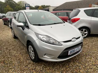 Sølvfarvet Ford Fiesta Trend 1,4 benzin, set skråt forfra