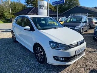 Hvid VW Polo TDi 75 BlueMotion 1,4 diesel, set skråt forfra
