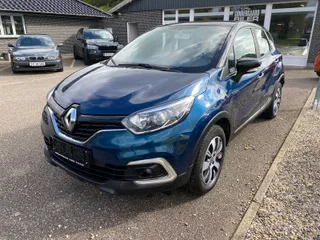 Blå Renault Captur TCe 90 Authentique 0,9 benzin, set skråt forfra