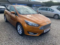 Orange Ford Focus SCTi 125 Titanium 1,0 benzin, set skråt forfra