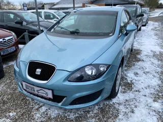 Lyseblå Seat Leon Style 1,6 benzin, set skråt forfra