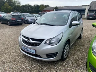 Sølvfarvet Opel Karl Enjoy 1,0 Benzin, set skråt forfra