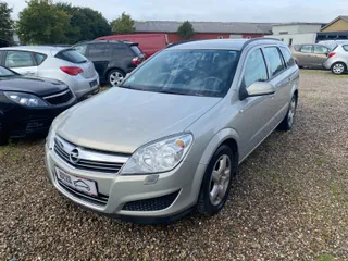 Sølvfarvet Opel Astra 16V 115 Enjoy Wagon 1,6 Benzin, set skråt forfra